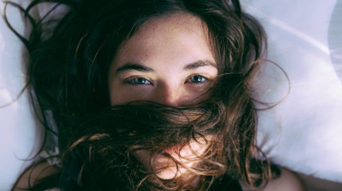 resize-15891713271125202520girlsfaceinbedeyesopen