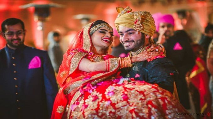 resize-1590054211880713439weddingposesandpreweddingphotographyposesIndiancouple25