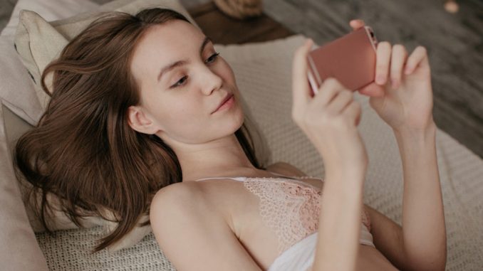 30b033ee-b04f-41d5-8ead-8e4dba9df59d-sexy-selfie-based-on-zodiac-sign