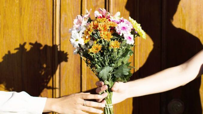 cdn.cliqueinc.com__cache__posts__258601__what-is-love-bombing-258601-1527117190441-image.700x0c-b147ef3a02e54fde8c623d79b6c87974