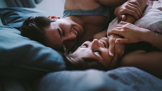 couple_in_bed_728